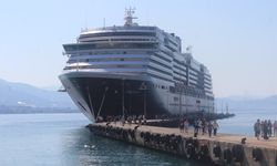 Turizm kenti Alanya’da yaz sezonu başladı.. Hollanda bayraklı yolcu gemisi demirlendi