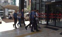 Servis aracının camını sopa ile parçalayan şüpheliler serbest bırakıldı