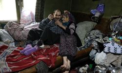 7 metrede annen fedakarlığı… Engelli oğluna 40 yıldır bebek gibi bakıyor