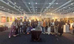 Antalyalı sanatçılar İzmirartfair'e sanat çıkartması yaptı
