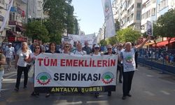 Antalya’da emekliler sokağa döküldü… Emeklilerden eylem yürüyüşü