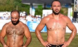 Manavgat Güreşleri’nde Ali Gürbüz ile Orhan Okulu karşılaştı. Bakın güreş ne kadar sürdü, hangisi yarı finale kaldı?