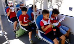 Antalya tramvaylarında çocukların kitap keyfi