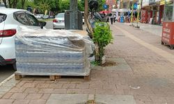 Antalya’da kaldırımlar depoya döndü