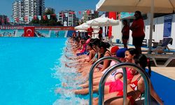 Çukurova'da yüzme bilmeyen çocuk kalmayacak… 10 bin çocuğa yüzme eğitimi