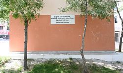 Görüntü kirliliğine Isparta Belediyesi'nden ilginç çözüm... Belediye tabela ile ailelere ricada bulundu...