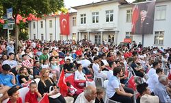 Kepez’de milli maç için tek yürek oldu… Binlerce kişi beraber maç izledi