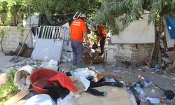 Kötü kokular gelen evden 5 kamyon ve 3 traktör dolusu çöp çıkarıldı