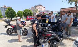 Motosikletlere çarpıp kaçan sürücüyü peşinden koşarak yakaladı