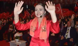 Antalya’nın o belediye başkanı şimdi gerçekten ‘topuklu efe’… Saniye Caran’ın başpehlivanı altın kemer aldı