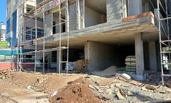 Antalya'nın göbeğinde inşaat alanları tehlikeye davetiye çıkarıyor...Vatandaşlar tedirgin