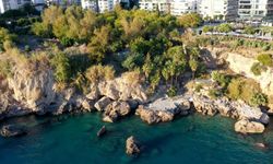 Antalya’nın dünyaca ünlü plajı için belediye isyan etti… Firmalar yolları kapattı
