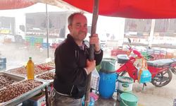 Pazarcıların zor anları… Yağış hazırlıksız vurdu