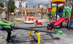 Elmalı’da parklar yenilendi… Hem büyükler hem çocuklar parka akı etti
