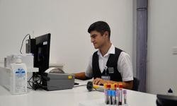 Depremzede genç, tedavi gördüğü hastanede işe başladı