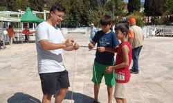Şenlikte Metinbilim Enstitüsünden Otantik çocuk oyunları gösterisi