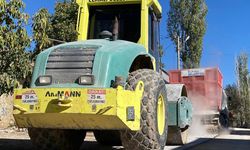 Elmalı’da mahalleleri birleştiren bağlantı yolu asfaltlanıyor