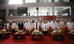 Akdeniz Üniversitesi Tıp Fakültesi öğrencileri beyaz önlüklerini törenle giydi