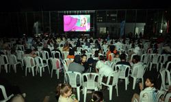 Akdeniz Belediyesi, çocuklara tatil hediyesi olarak çizgi film gösterimi yaptı