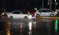 Antalya’nın yolları göle döndü… Antalya karanlığa gömüldü