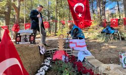 Şehidin kabrine öğrenciler duygu dolu notlar bıraktı