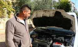 Aracın motoruna giren fareyi konuşarak ikna etmeye çalıştı