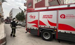 Antalya’da sokağa park edilen araçlar yüzünden itfaiye müdahalede gecikti