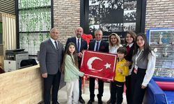Öğrencilerden Başkan Topaloğlu’na Türk bayrağı