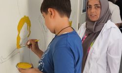Engelleri aşan otizmli Ömür Kaan, şimdi koridorları boyuyor