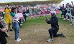Antrenörden maç sonrası tribündeki sevgilisine sürpriz evlilik teklifi