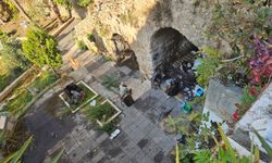 Antalya’nın ‘Kırk Merdiveni’nde bağımlılar kol geziyor… Tarihi eser zarar görürken, turistler korkuyor