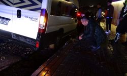 Antalya’da inanılmaz olay… Yol çöktü, 3 araç çukurda mahsur kaldı