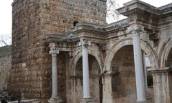 Antalya’nın kalbinde yer alan Hadrianus Kapısı'nda güvercinler ve tarik iç içe
