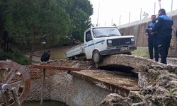 Süs havuzunun köprüsünde asılı kalmış biçimde bulundu