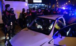 Çuval dolusu tabancayla polisten kaçtı, kaza yapınca yakalandı