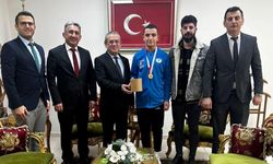 Kaymakam Eriş, Türkiye şampiyonunu makamında ağırladı