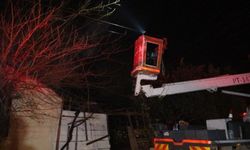 Antalya’da yürekler ağza geldi… Gecekonduda çıkan yangın elektrik tellerini kopardı