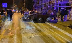 Aydınlatma direğine çarpan otomobil takla attı: 4 yaralı