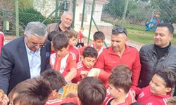 Geleceğin futbolcularına baklava jesti