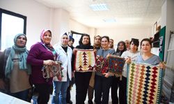 Çukurovalı kadınlara kilim dokuma kursu