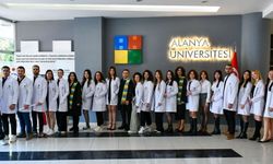 Fizyoterapi ve rehabilitasyon öğrencileri beyaz önlüklerini giydi