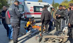 Hafif ticari araç motosikletle çarpıştı, o anlar güvenlik kamerasına yansıdı