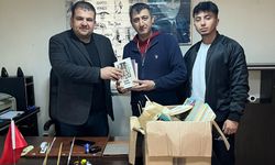 Üniversite öğrencileri ilkokul öğrencilerine kitap bağışladı