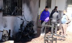 Motosiklette çıkan yangın eve sıçradı