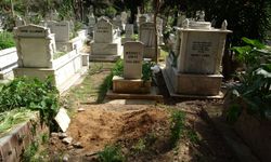 Annesinin mezarında 'Rüzgar gülü' görünce şüphelendi, toprağı kazınca hayret etti