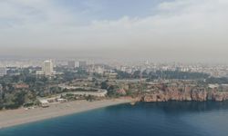 Antalya'da gökyüzü sarardı, toz bulutu dronla görüntülendi