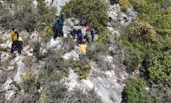 Antalya’da paraşütü makilere takıldı dağda mahsur kaldı... Ekipler seferber oldu