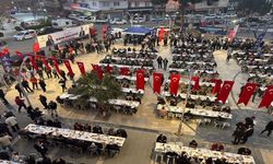 Büyükşehir Belediye Başkanı vatandaşa elleriyle yemek dağıttı