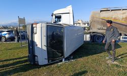 Antalya’da beton mikseri kamyonetle çarpıştı