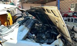 Burdur’da otomobil duvara çarpıp alev aldı
